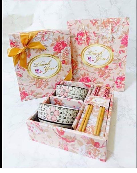 ของรับไหว้ - ชุดชาม อายุมั่นขวัญยืน กล่องสีชมพูลายดอกไม้