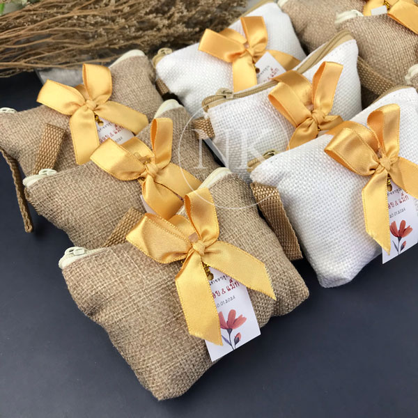 ของชำร่วยงานแต่ง กระเป๋าผ้าซิปผ้ากระสอบ ติดโบว์สีทอง เรียบหรู พร้อมป้ายชื่อ