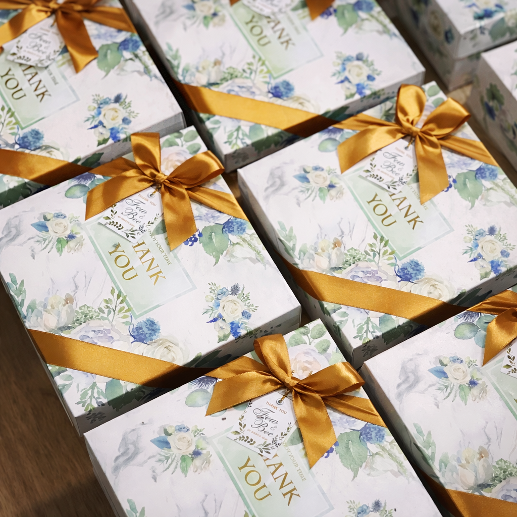 ของรับไหว้งานแต่งพร้อมกล่อง สไตล์ดอกไม้หรูหรา  สีเขียว พร้อมโบว์และป้ายชื่อ