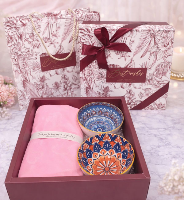 ของรับไหว้งานแต่งพร้อมกล่อง สไตล์ดอกไม้หรูหรา สีแดง พร้อมโบว์และป้ายชื่อ