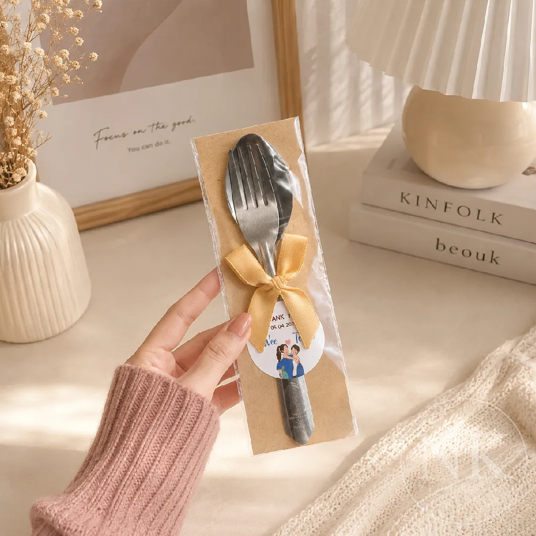 ของชำร่วยงานแต่ง ช้อนส้อม พร้อมป้ายชื่อและโบว์ | ของชำร่วยสุดคุ้ม ใช้งานได้จริง